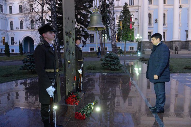 Голова Верховної Ради України Дмитро Разумков побував у меморіальному комплексі «Зала памяті» на території Міністерства оборони України.