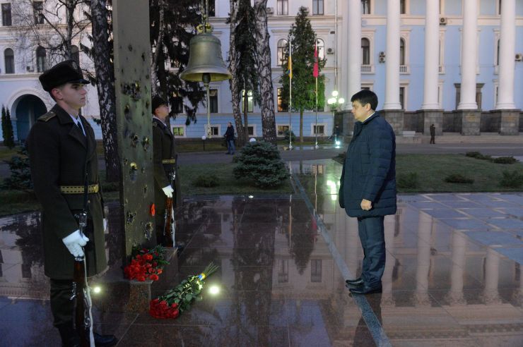 Голова Верховної Ради України Дмитро Разумков побував у меморіальному комплексі «Зала памяті» на території Міністерства оборони України.