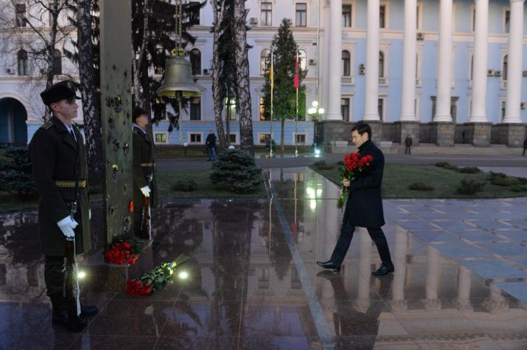 Голова Верховної Ради України Дмитро Разумков побував у меморіальному комплексі «Зала памяті» на території Міністерства оборони України. В. Штучний