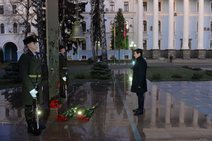 Голова Верховної Ради України Дмитро Разумков побував у меморіальному комплексі «Зала памяті» на території Міністерства оборони України. В. Штучний