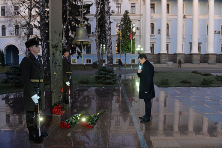 Голова Верховної Ради України Дмитро Разумков побував у меморіальному комплексі «Зала памяті» на території Міністерства оборони України. В. Штучний