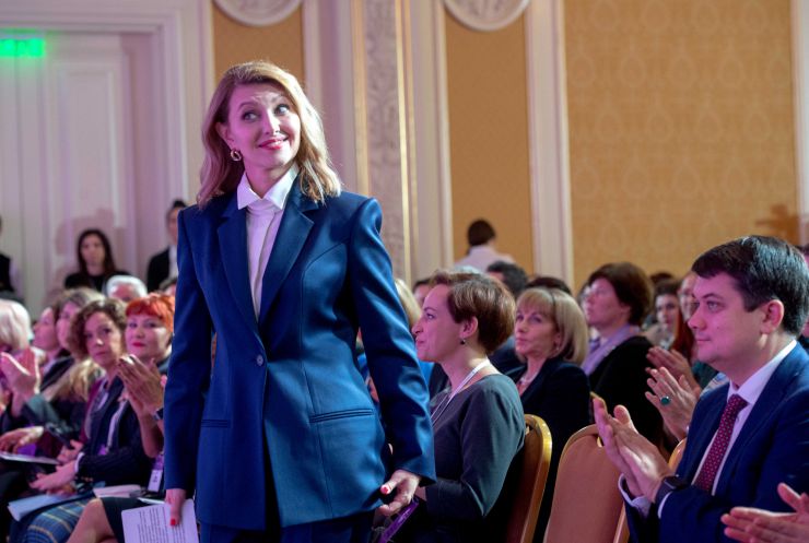 Голова Парламенту України Дмитро Разумков відкрив першу дискусійну платформу: «Гендерний вимір реформ в Україні. Міжнародні тренди політики рівних можливостей. Як владі інтегрувати політику рівних можливостей в усіх реформах і врахувати світові тенденції?».

Модератор платформи Віцеспікерка парламенту, співголова МФО «Рівні можливості» Олена Кондратюк.
