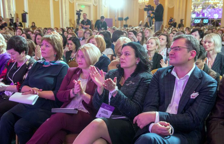 Голова Парламенту України Дмитро Разумков відкрив першу дискусійну платформу: «Гендерний вимір реформ в Україні. Міжнародні тренди політики рівних можливостей. Як владі інтегрувати політику рівних можливостей в усіх реформах і врахувати світові тенденції?».

Модератор платформи Віцеспікерка парламенту, співголова МФО «Рівні можливості» Олена Кондратюк.
