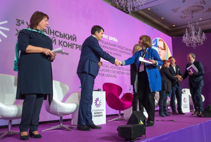 Голова Парламенту України Дмитро Разумков відкрив першу дискусійну платформу: «Гендерний вимір реформ в Україні. Міжнародні тренди політики рівних можливостей. Як владі інтегрувати політику рівних можливостей в усіх реформах і врахувати світові тенденції?».

Модератор платформи Віцеспікерка парламенту, співголова МФО «Рівні можливості» Олена Кондратюк.
