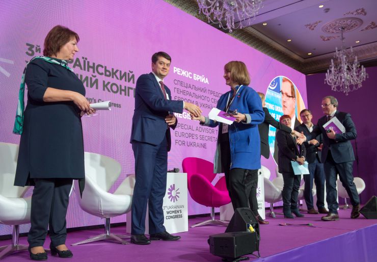 Голова Парламенту України Дмитро Разумков відкрив першу дискусійну платформу: «Гендерний вимір реформ в Україні. Міжнародні тренди політики рівних можливостей. Як владі інтегрувати політику рівних можливостей в усіх реформах і врахувати світові тенденції?».

Модератор платформи Віцеспікерка парламенту, співголова МФО «Рівні можливості» Олена Кондратюк.
