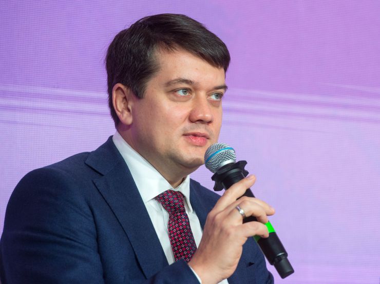 Голова Парламенту України Дмитро Разумков відкрив першу дискусійну платформу: «Гендерний вимір реформ в Україні. Міжнародні тренди політики рівних можливостей. Як владі інтегрувати політику рівних можливостей в усіх реформах і врахувати світові тенденції?».

Модератор платформи Віцеспікерка парламенту, співголова МФО «Рівні можливості» Олена Кондратюк.
