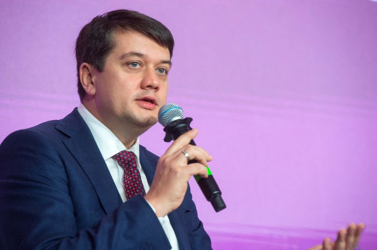 Голова Парламенту України Дмитро Разумков відкрив першу дискусійну платформу: «Гендерний вимір реформ в Україні. Міжнародні тренди політики рівних можливостей. Як владі інтегрувати політику рівних можливостей в усіх реформах і врахувати світові тенденції?».

Модератор платформи Віцеспікерка парламенту, співголова МФО «Рівні можливості» Олена Кондратюк.
