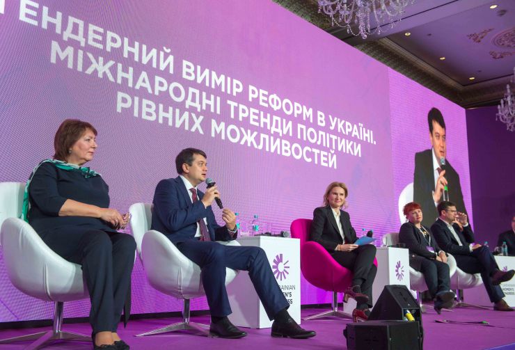 Голова Парламенту України Дмитро Разумков відкрив першу дискусійну платформу: «Гендерний вимір реформ в Україні. Міжнародні тренди політики рівних можливостей. Як владі інтегрувати політику рівних можливостей в усіх реформах і врахувати світові тенденції?».

Модератор платформи Віцеспікерка парламенту, співголова МФО «Рівні можливості» Олена Кондратюк.
