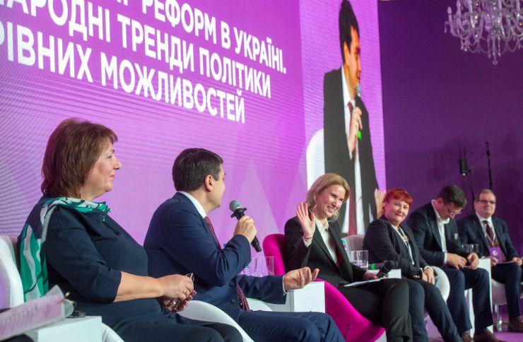 Голова Парламенту України Дмитро Разумков відкрив першу дискусійну платформу: «Гендерний вимір реформ в Україні. Міжнародні тренди політики рівних можливостей. Як владі інтегрувати політику рівних можливостей в усіх реформах і врахувати світові тенденції?».

Модератор платформи Віцеспікерка парламенту, співголова МФО «Рівні можливості» Олена Кондратюк.
