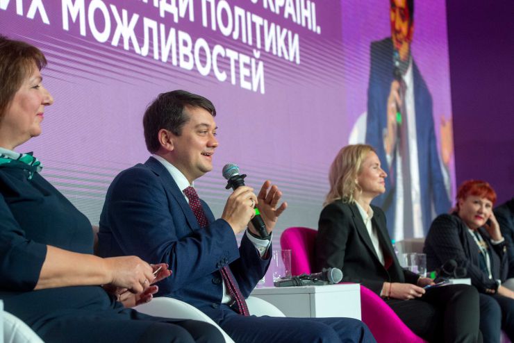 Голова Парламенту України Дмитро Разумков відкрив першу дискусійну платформу: «Гендерний вимір реформ в Україні. Міжнародні тренди політики рівних можливостей. Як владі інтегрувати політику рівних можливостей в усіх реформах і врахувати світові тенденції?».

Модератор платформи Віцеспікерка парламенту, співголова МФО «Рівні можливості» Олена Кондратюк.
