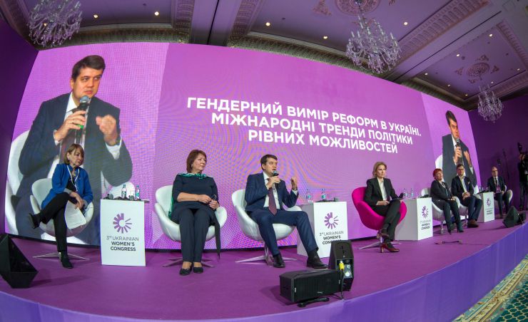 Голова Парламенту України Дмитро Разумков відкрив першу дискусійну платформу: «Гендерний вимір реформ в Україні. Міжнародні тренди політики рівних можливостей. Як владі інтегрувати політику рівних можливостей в усіх реформах і врахувати світові тенденції?».

Модератор платформи Віцеспікерка парламенту, співголова МФО «Рівні можливості» Олена Кондратюк.
