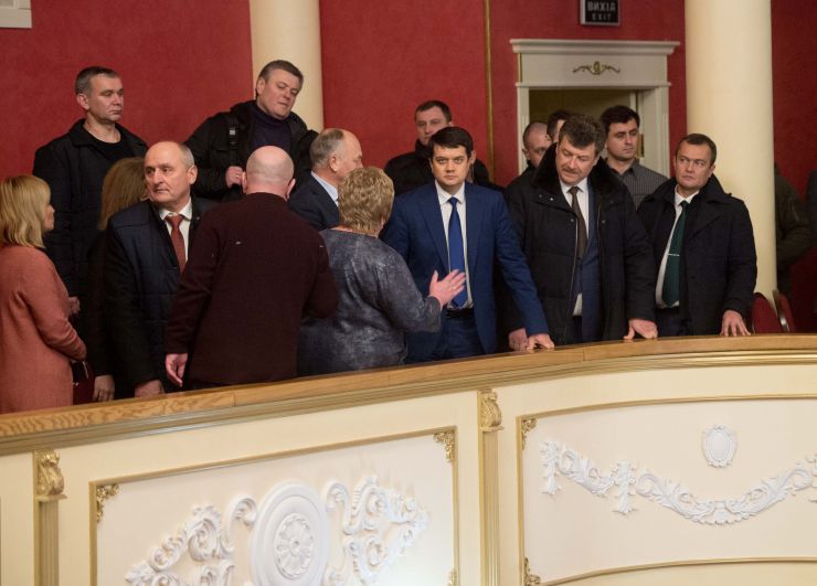 Робоча поїздка Голови Верховної Ради України Дмитра Разумкова
до Житомирської області.
Приїзд Голови Верховної Ради України Д.О.Разумкова   до Бердичівського музично-драматичного театру на Європейській міського Палацу культури 
ім. О.А. Шабельника 
Зустрічає директор міського Палацу культури Петрівська Олена Володимирівна.
Ознайомлення з умовами роботи закладу після проведених ремонтно-реставраційних робіт.
Спілкування з колективом.
