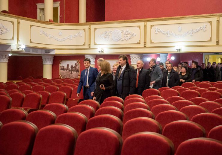 Робоча поїздка Голови Верховної Ради України Дмитра Разумкова
до Житомирської області.
Приїзд Голови Верховної Ради України Д.О.Разумкова   до Бердичівського музично-драматичного театру на Європейській міського Палацу культури 
ім. О.А. Шабельника 
Зустрічає директор міського Палацу культури Петрівська Олена Володимирівна.
Ознайомлення з умовами роботи закладу після проведених ремонтно-реставраційних робіт.
Спілкування з колективом.
