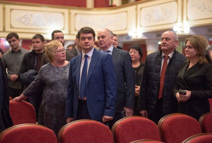 Робоча поїздка Голови Верховної Ради України Дмитра Разумкова
до Житомирської області.
Приїзд Голови Верховної Ради України Д.О.Разумкова   до Бердичівського музично-драматичного театру на Європейській міського Палацу культури 
ім. О.А. Шабельника 
Зустрічає директор міського Палацу культури Петрівська Олена Володимирівна.
Ознайомлення з умовами роботи закладу після проведених ремонтно-реставраційних робіт.
Спілкування з колективом.
