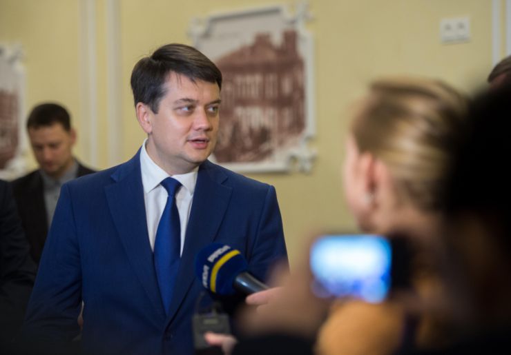 Робоча поїздка Голови Верховної Ради України Дмитра Разумкова
до Житомирської області.
Приїзд Голови Верховної Ради України Д.О.Разумкова   до Бердичівського музично-драматичного театру на Європейській міського Палацу культури 
ім. О.А. Шабельника 
Зустрічає директор міського Палацу культури Петрівська Олена Володимирівна.
Ознайомлення з умовами роботи закладу після проведених ремонтно-реставраційних робіт.
Спілкування з колективом.
