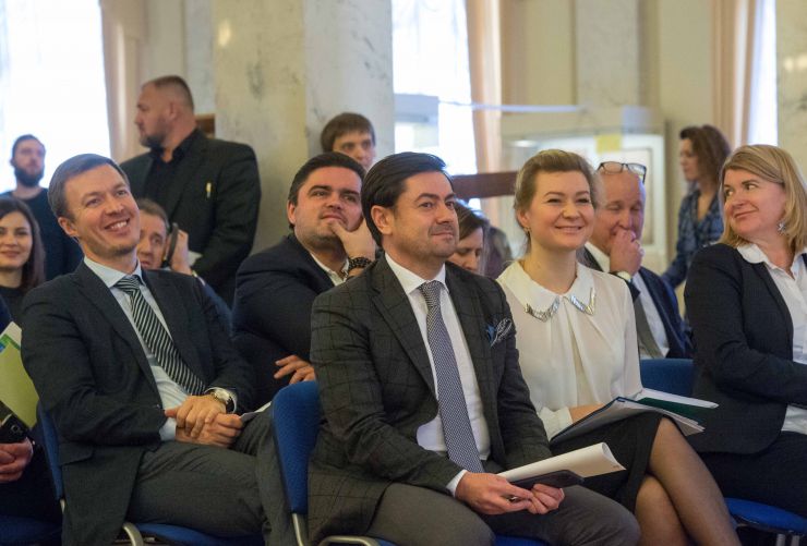 У Верховній Раді відбулася презентація програм установ Уряду США щодо напрямків співпраці з парламентом України. 

 До учасників презентації з вітальними словами звернулися Голова Верховної Ради України Дмитро Разумков та Тимчасовий повірений у справах США в Україні Вільям Тейлор. 
Голова Верховної Ради України Дмитро Разумков, звертаючись до учасників, зазначив: «Для нас це принципово важливо. Тому що це не лише інформаційна підтримка, яка також важлива для Верховної Ради України. Це - методологічна підтримка, це підтримка з точки зору фінансової взаємодії та інших організаційних питань. Однак, це також дуже важливий сигнал, який сьогодні отримує і Україна як держава, і Верховна Рада України як інституційний орган».

За участі тимчасового повіреного у справах США в Україні Вільяма Тейлора. 
Презентаційний захід був проведений Апаратом Верховної Ради України у партнерстві з Програмою USAID РАДА. В. Штучний
