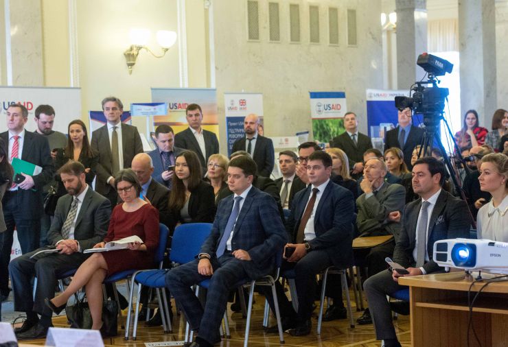 У Верховній Раді відбулася презентація програм установ Уряду США щодо напрямків співпраці з парламентом України. 

 До учасників презентації з вітальними словами звернулися Голова Верховної Ради України Дмитро Разумков та Тимчасовий повірений у справах США в Україні Вільям Тейлор. 
Голова Верховної Ради України Дмитро Разумков, звертаючись до учасників, зазначив: «Для нас це принципово важливо. Тому що це не лише інформаційна підтримка, яка також важлива для Верховної Ради України. Це - методологічна підтримка, це підтримка з точки зору фінансової взаємодії та інших організаційних питань. Однак, це також дуже важливий сигнал, який сьогодні отримує і Україна як держава, і Верховна Рада України як інституційний орган».

За участі тимчасового повіреного у справах США в Україні Вільяма Тейлора. 
Презентаційний захід був проведений Апаратом Верховної Ради України у партнерстві з Програмою USAID РАДА. В. Штучний
