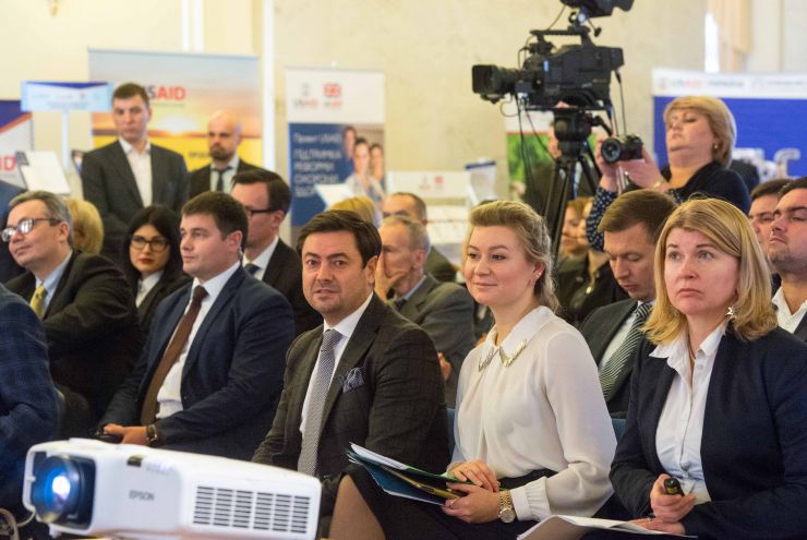 У Верховній Раді відбулася презентація програм установ Уряду США щодо напрямків співпраці з парламентом України. 

 До учасників презентації з вітальними словами звернулися Голова Верховної Ради України Дмитро Разумков та Тимчасовий повірений у справах США в Україні Вільям Тейлор. 
Голова Верховної Ради України Дмитро Разумков, звертаючись до учасників, зазначив: «Для нас це принципово важливо. Тому що це не лише інформаційна підтримка, яка також важлива для Верховної Ради України. Це - методологічна підтримка, це підтримка з точки зору фінансової взаємодії та інших організаційних питань. Однак, це також дуже важливий сигнал, який сьогодні отримує і Україна як держава, і Верховна Рада України як інституційний орган».

За участі тимчасового повіреного у справах США в Україні Вільяма Тейлора. 
Презентаційний захід був проведений Апаратом Верховної Ради України у партнерстві з Програмою USAID РАДА. В. Штучний
