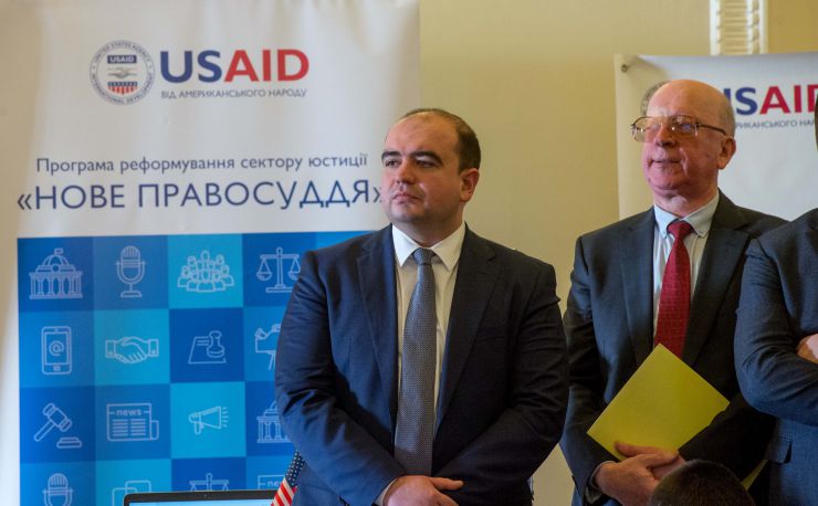 У Верховній Раді відбулася презентація програм установ Уряду США щодо напрямків співпраці з парламентом України. 

 До учасників презентації з вітальними словами звернулися Голова Верховної Ради України Дмитро Разумков та Тимчасовий повірений у справах США в Україні Вільям Тейлор. 
Голова Верховної Ради України Дмитро Разумков, звертаючись до учасників, зазначив: «Для нас це принципово важливо. Тому що це не лише інформаційна підтримка, яка також важлива для Верховної Ради України. Це - методологічна підтримка, це підтримка з точки зору фінансової взаємодії та інших організаційних питань. Однак, це також дуже важливий сигнал, який сьогодні отримує і Україна як держава, і Верховна Рада України як інституційний орган».

За участі тимчасового повіреного у справах США в Україні Вільяма Тейлора. 
Презентаційний захід був проведений Апаратом Верховної Ради України у партнерстві з Програмою USAID РАДА.

