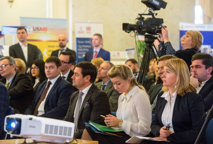 У Верховній Раді відбулася презентація програм установ Уряду США щодо напрямків співпраці з парламентом України. 

 До учасників презентації з вітальними словами звернулися Голова Верховної Ради України Дмитро Разумков та Тимчасовий повірений у справах США в Україні Вільям Тейлор. 
Голова Верховної Ради України Дмитро Разумков, звертаючись до учасників, зазначив: «Для нас це принципово важливо. Тому що це не лише інформаційна підтримка, яка також важлива для Верховної Ради України. Це - методологічна підтримка, це підтримка з точки зору фінансової взаємодії та інших організаційних питань. Однак, це також дуже важливий сигнал, який сьогодні отримує і Україна як держава, і Верховна Рада України як інституційний орган».

За участі тимчасового повіреного у справах США в Україні Вільяма Тейлора. 
Презентаційний захід був проведений Апаратом Верховної Ради України у партнерстві з Програмою USAID РАДА. В. Штучний

