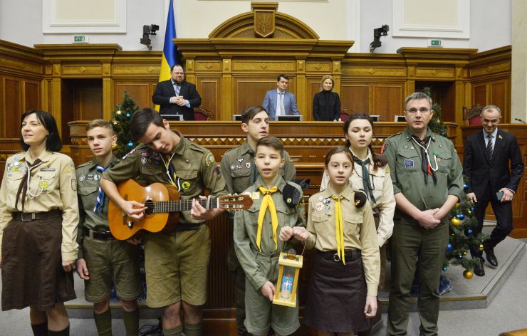 Пленарне засідання Верховної Ради України.

Національна скаутська організація Пласт передала народним депутатам України Вифлеємський вогонь миру. Під час ранкового пленарного засідання Верховної Ради члени національної скаутської організації Пласт привітали народних депутатів з прийдешніми різдвяними святами. Пластуни передали Вифлеємський вогонь Голові Верховної Ради України Дмитру Разумкову.
