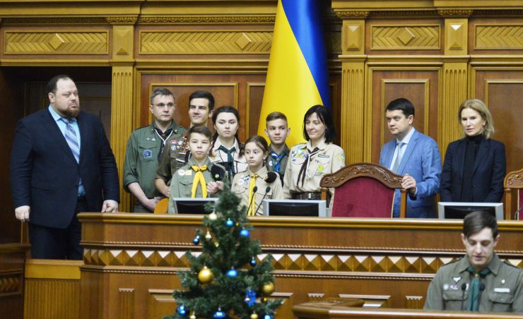 Пленарне засідання Верховної Ради України.

Національна скаутська організація Пласт передала народним депутатам України Вифлеємський вогонь миру. Під час ранкового пленарного засідання Верховної Ради члени національної скаутської організації Пласт привітали народних депутатів з прийдешніми різдвяними святами. Пластуни передали Вифлеємський вогонь Голові Верховної Ради України Дмитру Разумкову.
