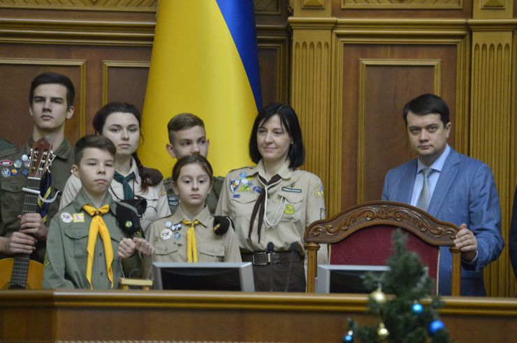 Пленарне засідання Верховної Ради України.

Національна скаутська організація Пласт передала народним депутатам України Вифлеємський вогонь миру. Під час ранкового пленарного засідання Верховної Ради члени національної скаутської організації Пласт привітали народних депутатів з прийдешніми різдвяними святами. Пластуни передали Вифлеємський вогонь Голові Верховної Ради України Дмитру Разумкову.

