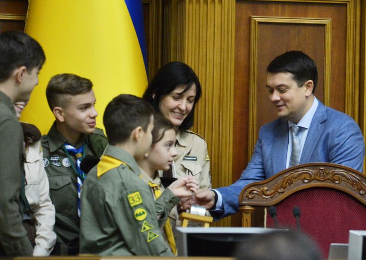 Пленарне засідання Верховної Ради України.

Національна скаутська організація Пласт передала народним депутатам України Вифлеємський вогонь миру. Під час ранкового пленарного засідання Верховної Ради члени національної скаутської організації Пласт привітали народних депутатів з прийдешніми різдвяними святами. Пластуни передали Вифлеємський вогонь Голові Верховної Ради України Дмитру Разумкову.
