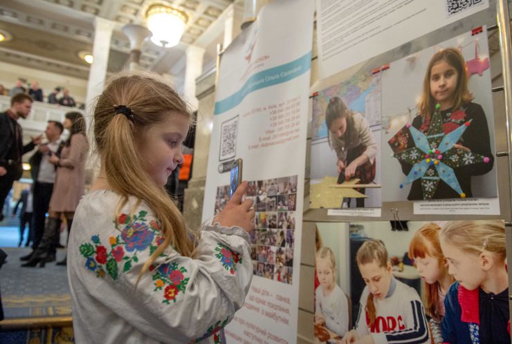 За ініціативи народного депутата України Яни Зінкевич в кулуарах І поверху ВР України відбулося відкриття фотовиставки «Різдвяно-новорічні традиції в Україні» фотовиставка, відображає розмаїття українських традиційних народних звичаїв і обрядів, пов’язаних із святкуванням Різдва та Нового року від Слобожанщини до Закарпаття і Буковини, від Чернігівщини до Донеччини, Одещини, Миколаївщини. Різдвяно-новорічний період – найулюбленіший й найпопулярніший в Україні святковий комплекс, що пов’язаний із оригінальними ритуалами, іграми і забавами, що мають прадавнє коріння.