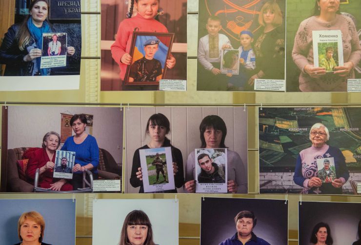 В кулуарах ІІІ поверху будинку Верховної Ради України відбулося відкриття фотовиставки «Забуття – гірше зради». На експозиції представлять світлини сімей українських бійців, які вважаються зниклими без вісти або перебувають у полоні бойовиків на тимчасово окупованих територіях Донбасу, Криму, а також є бранцями Кремля в Росії.