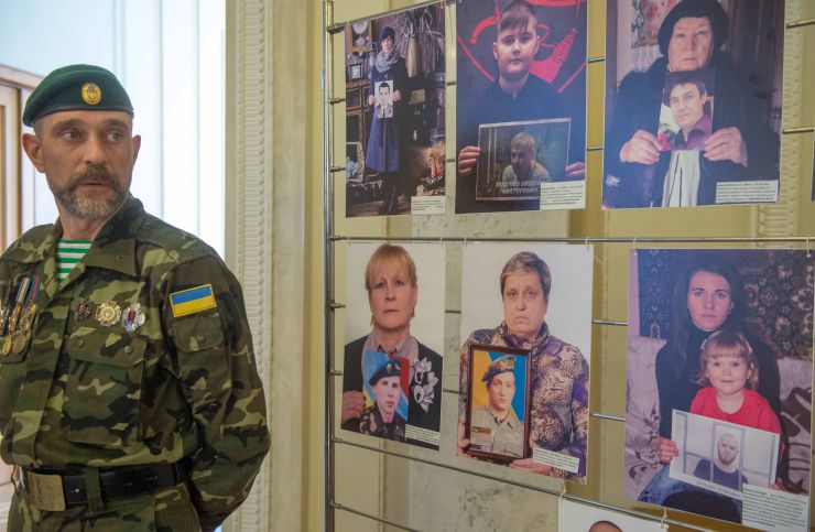 В кулуарах ІІІ поверху будинку Верховної Ради України відбулося відкриття фотовиставки «Забуття – гірше зради». На експозиції представлять світлини сімей українських бійців, які вважаються зниклими без вісти або перебувають у полоні бойовиків на тимчасово окупованих територіях Донбасу, Криму, а також є бранцями Кремля в Росії.