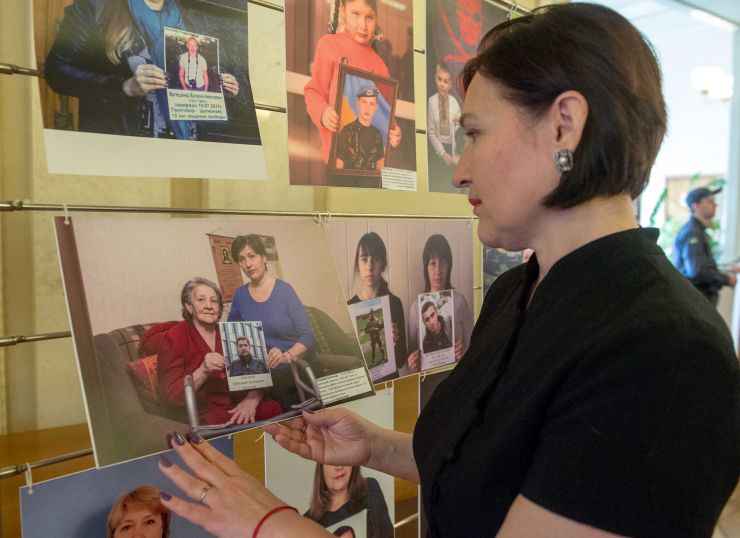 В кулуарах ІІІ поверху будинку Верховної Ради України відбулося відкриття фотовиставки «Забуття – гірше зради». На експозиції представлять світлини сімей українських бійців, які вважаються зниклими без вісти або перебувають у полоні бойовиків на тимчасово окупованих територіях Донбасу, Криму, а також є бранцями Кремля в Росії. Жінка Олександра Тимофєєва Світлана біля фотографії з його мамою 