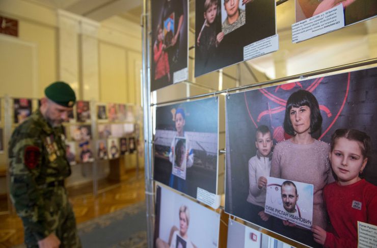 В кулуарах ІІІ поверху будинку Верховної Ради України відбулося відкриття фотовиставки «Забуття – гірше зради». На експозиції представлять світлини сімей українських бійців, які вважаються зниклими без вісти або перебувають у полоні бойовиків на тимчасово окупованих територіях Донбасу, Криму, а також є бранцями Кремля в Росії.
