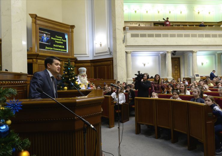 З ініціативи комітету з прав людини відбулося привітання Голови Верховної Ради Дмитра Разумкова зі святом Святого Миколая дітей з різних регіонів України.