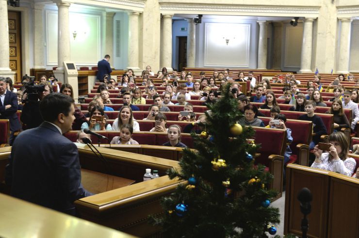 З ініціативи комітету з прав людини відбулося привітання Голови Верховної Ради Дмитра Разумкова зі святом Святого Миколая дітей з різних регіонів України.