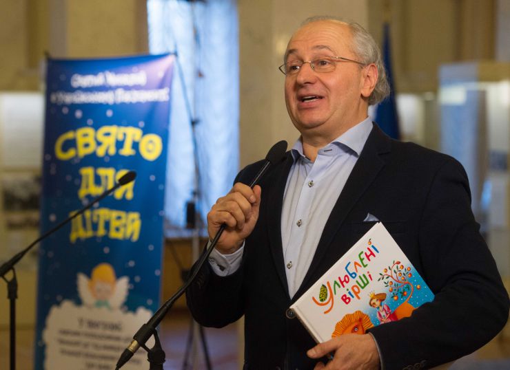 У Верховній Раді України відбулися заходи з нагоди святкування Дня Святого Миколая, які проводитимуться для дітей з родин військовослужбовців із міста Києва та Київської області, чиї батьки загинули на сході України, боронячи нашу державу.

Театралізоване дійство від Дитячого фольклорного театру «Дай Боже», тематична екскурсія від Освітнього центру Верховної Ради, а також загально-оглядова екскурсія Парламентом.

Організатори: Громадська спілка «Музичний батальйон» та Національна спілка письменників України.
Власник і директор видавництва «А-БА-БА-ГА-ЛА-МА-ГА» Іван Малкович
