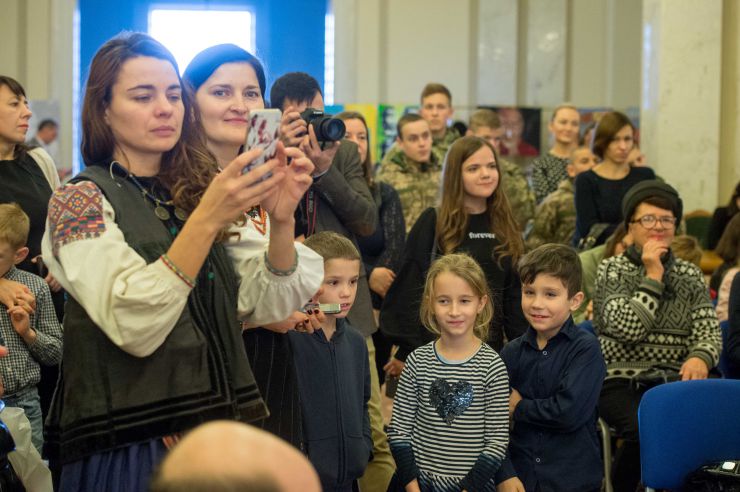 У Верховній Раді України відбулися заходи з нагоди святкування Дня Святого Миколая, які проводитимуться для дітей з родин військовослужбовців із міста Києва та Київської області, чиї батьки загинули на сході України, боронячи нашу державу.

Театралізоване дійство від Дитячого фольклорного театру «Дай Боже», тематична екскурсія від Освітнього центру Верховної Ради, а також загально-оглядова екскурсія Парламентом.

Організатори: Громадська спілка «Музичний батальйон» та Національна спілка письменників України.

