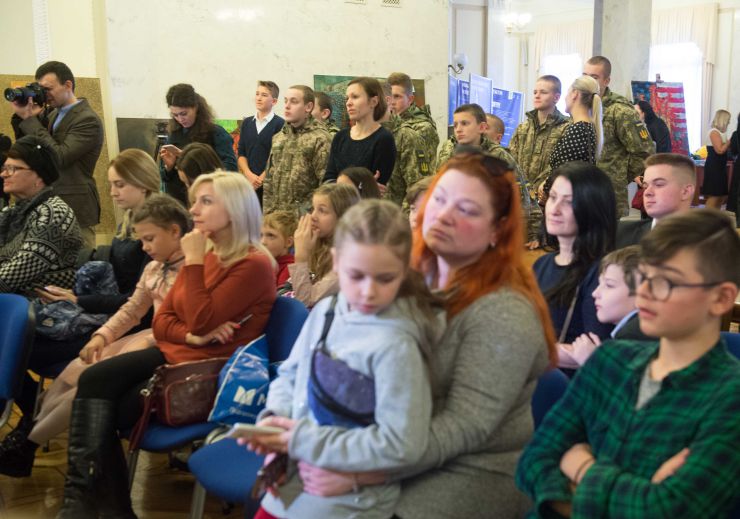 У Верховній Раді України відбулися заходи з нагоди святкування Дня Святого Миколая, які проводитимуться для дітей з родин військовослужбовців із міста Києва та Київської області, чиї батьки загинули на сході України, боронячи нашу державу.

Театралізоване дійство від Дитячого фольклорного театру «Дай Боже», тематична екскурсія від Освітнього центру Верховної Ради, а також загально-оглядова екскурсія Парламентом.

Організатори: Громадська спілка «Музичний батальйон» та Національна спілка письменників України.
