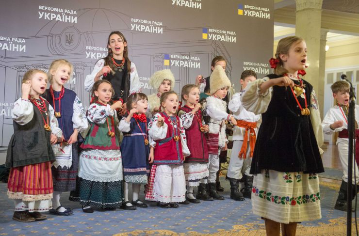 У Верховній Раді України відбулися заходи з нагоди святкування Дня Святого Миколая, які проводитимуться для дітей з родин військовослужбовців із міста Києва та Київської області, чиї батьки загинули на сході України, боронячи нашу державу.

Театралізоване дійство від Дитячого фольклорного театру «Дай Боже», тематична екскурсія від Освітнього центру Верховної Ради, а також загально-оглядова екскурсія Парламентом.

Організатори: Громадська спілка «Музичний батальйон» та Національна спілка письменників України.

