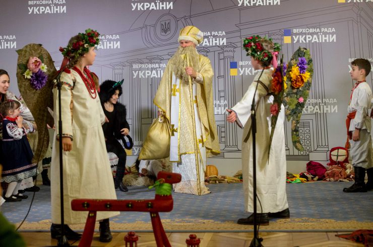 У Верховній Раді України відбулися заходи з нагоди святкування Дня Святого Миколая, які проводитимуться для дітей з родин військовослужбовців із міста Києва та Київської області, чиї батьки загинули на сході України, боронячи нашу державу.

Театралізоване дійство від Дитячого фольклорного театру «Дай Боже», тематична екскурсія від Освітнього центру Верховної Ради, а також загально-оглядова екскурсія Парламентом.

Організатори: Громадська спілка «Музичний батальйон» та Національна спілка письменників України.
