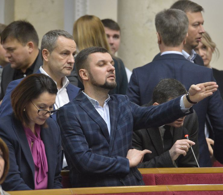 Пленарне засідання Верховної Ради України.
Голова Верховної Ради України Дмитро Разумков відкрив ранкове засідання.
Головуючий нагадав, що у п’ятницю проводиться «година запитань до Уряду». У сесійній залі присутні Прем’єр-міністр Олексій Гончарук та члени Кабінету Міністрів.
Головуючий надав слово Міністру фінансів Оксані Маркаровій.
Міністр фінансів поінформувала про результати бюджетного року за одинадцять місяців, зокрема, про причини з недовиконанням державного бюджету. Ірина Констанкевич Ігр Колихаєв Ігор Гузь ЗА
