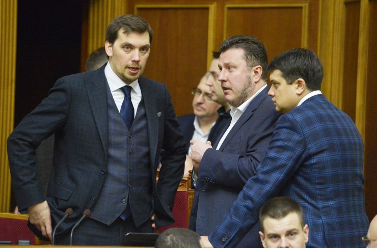 Пленарне засідання Верховної Ради України.
Голова Верховної Ради України Дмитро Разумков відкрив ранкове засідання.
Головуючий нагадав, що у п’ятницю проводиться «година запитань до Уряду». У сесійній залі присутні Прем’єр-міністр Олексій Гончарук та члени Кабінету Міністрів.
Головуючий надав слово Міністру фінансів Оксані Маркаровій.
Міністр фінансів поінформувала про результати бюджетного року за одинадцять місяців, зокрема, про причини з недовиконанням державного бюджету. Прем'єр-міністр Олексій Гончарук Антон Яценко  ЗА і Голова ВР Дмитро Разумков
