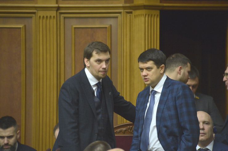 Пленарне засідання Верховної Ради України.
Голова Верховної Ради України Дмитро Разумков відкрив ранкове засідання.
Головуючий нагадав, що у п’ятницю проводиться «година запитань до Уряду». У сесійній залі присутні Прем’єр-міністр Олексій Гончарук та члени Кабінету Міністрів.
Головуючий надав слово Міністру фінансів Оксані Маркаровій.
Міністр фінансів поінформувала про результати бюджетного року за одинадцять місяців, зокрема, про причини з недовиконанням державного бюджету. Прем'єр-міністр Олексій Гончарук  ЗА і Голова ВР Дмитро Разумков 
