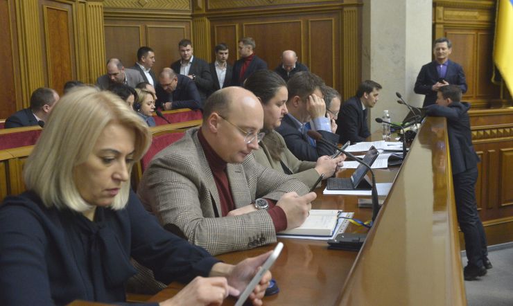 Пленарне засідання Верховної Ради України.
Голова Верховної Ради України Дмитро Разумков відкрив ранкове засідання.
Головуючий нагадав, що у п’ятницю проводиться «година запитань до Уряду». У сесійній залі присутні Прем’єр-міністр Олексій Гончарук та члени Кабінету Міністрів.
Головуючий надав слово Міністру фінансів Оксані Маркаровій.
Міністр фінансів поінформувала про результати бюджетного року за одинадцять місяців, зокрема, про причини з недовиконанням державного бюджету.
