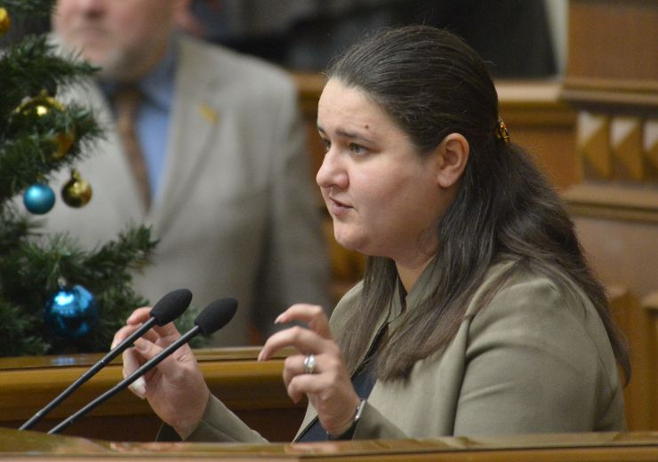 Пленарне засідання Верховної Ради України.
Голова Верховної Ради України Дмитро Разумков відкрив ранкове засідання.
Головуючий нагадав, що у п’ятницю проводиться «година запитань до Уряду». У сесійній залі присутні Прем’єр-міністр Олексій Гончарук та члени Кабінету Міністрів.
Головуючий надав слово Міністру фінансів Оксані Маркаровій.
Міністр фінансів поінформувала про результати бюджетного року за одинадцять місяців, зокрема, про причини з недовиконанням державного бюджету. Оксана Маркарова Міністр фінансів
