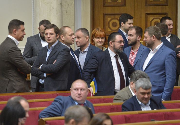 Пленарне засідання Верховної Ради України.
Голова Верховної Ради України Дмитро Разумков відкрив ранкове засідання.
Головуючий нагадав, що у п’ятницю проводиться «година запитань до Уряду». У сесійній залі присутні Прем’єр-міністр Олексій Гончарук та члени Кабінету Міністрів.
Головуючий надав слово Міністру фінансів Оксані Маркаровій.
Міністр фінансів поінформувала про результати бюджетного року за одинадцять місяців, зокрема, про причини з недовиконанням державного бюджету.
