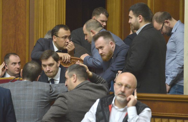 Пленарне засідання Верховної Ради України.
Голова Верховної Ради України Дмитро Разумков відкрив ранкове засідання.
Головуючий нагадав, що у п’ятницю проводиться «година запитань до Уряду». У сесійній залі присутні Прем’єр-міністр Олексій Гончарук та члени Кабінету Міністрів.
Головуючий надав слово Міністру фінансів Оксані Маркаровій.
Міністр фінансів поінформувала про результати бюджетного року за одинадцять місяців, зокрема, про причини з недовиконанням державного бюджету.
