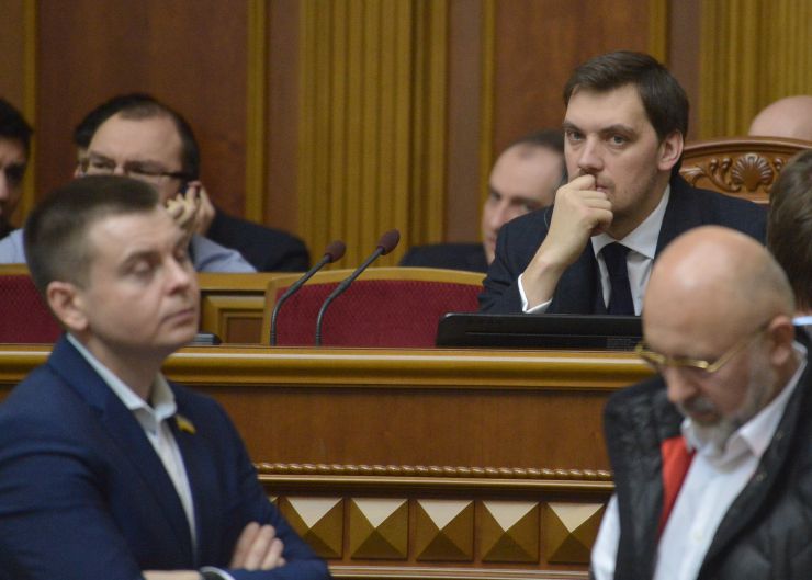Пленарне засідання Верховної Ради України.
Голова Верховної Ради України Дмитро Разумков відкрив ранкове засідання.
Головуючий нагадав, що у п’ятницю проводиться «година запитань до Уряду». У сесійній залі присутні Прем’єр-міністр Олексій Гончарук та члени Кабінету Міністрів.
Головуючий надав слово Міністру фінансів Оксані Маркаровій.
Міністр фінансів поінформувала про результати бюджетного року за одинадцять місяців, зокрема, про причини з недовиконанням державного бюджету. Прем'єр-міністр України Олексій Гончарук  
