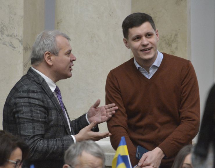 Пленарне засідання Верховної Ради України.
Голова Верховної Ради України Дмитро Разумков відкрив ранкове засідання.
Головуючий нагадав, що у п’ятницю проводиться «година запитань до Уряду». У сесійній залі присутні Прем’єр-міністр Олексій Гончарук та члени Кабінету Міністрів.
Головуючий надав слово Міністру фінансів Оксані Маркаровій.
Міністр фінансів поінформувала про результати бюджетного року за одинадцять місяців, зокрема, про причини з недовиконанням державного бюджету. Микола Величкович ЄС Роман Грищук СН
