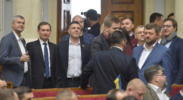 Пленарне засідання Верховної Ради України.
Голова Верховної Ради України Дмитро Разумков відкрив ранкове засідання.
Головуючий нагадав, що у п’ятницю проводиться «година запитань до Уряду». У сесійній залі присутні Прем’єр-міністр Олексій Гончарук та члени Кабінету Міністрів.
Головуючий надав слово Міністру фінансів Оксані Маркаровій.
Міністр фінансів поінформувала про результати бюджетного року за одинадцять місяців, зокрема, про причини з недовиконанням державного бюджету.
